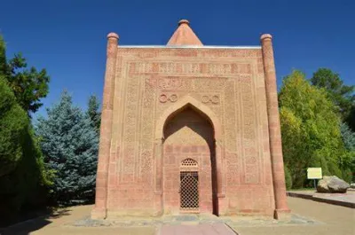 Айкөл Манастын күмбөзү